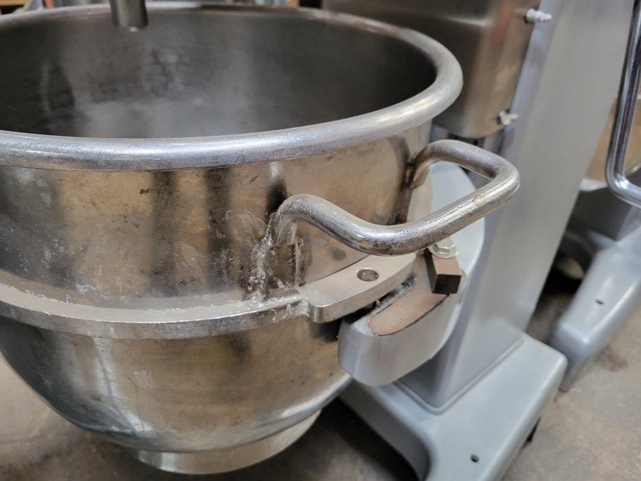 Used Hobart D330- 30 Quart Commercial 1-1/4HP, 208V, 3 Phase Dough Mixer-cityfoodequipment.com