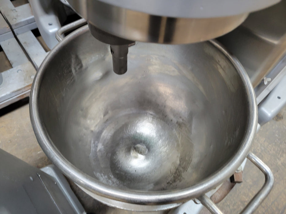 Used Hobart D330- 30 Quart Commercial 1-1/4HP, 208V, 3 Phase Dough Mixer-cityfoodequipment.com